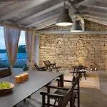 Rustic Luxury With Stunning Interior In Tinjan 别墅 *