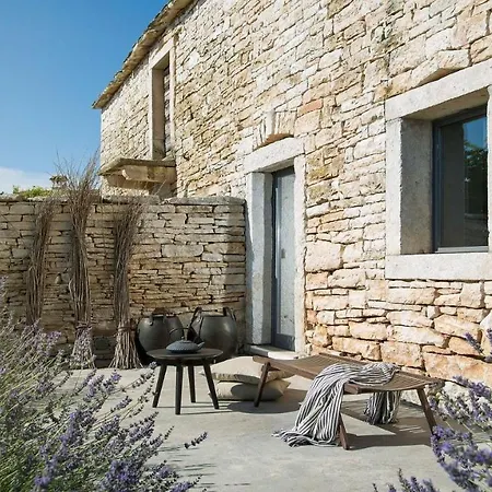 Rustic Luxury With Stunning Interior In Tinjan Βίλα
