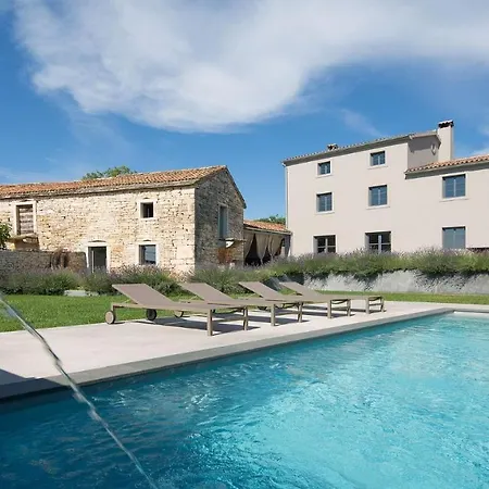 Rustic Luxury With Stunning Interior In Tinjan 别墅